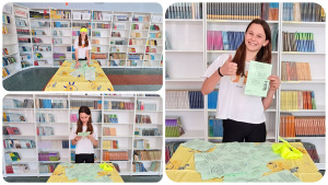 Obraz składający się z trzech zdjęć: 1 dziewczynka z zawiązanymi żółtą szarfą oczami, przeszukująca rękoma wśród zielonych kartek, rozłożonych przed nią na stoliku z żółtym obrusem. W tle białe regały z książkami; 2 dziewczynka trzyma w ręku zieloną kartkę i czyta z niej informacje. W tle białe regały z książkami; 3 dziewczynka trzyma w lewej ręce zieloną kartkę a prawą pokazuje "kciuk do góry"; w tle białe regały z książkami.